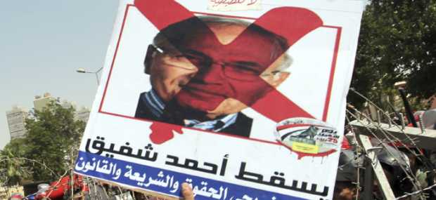 Un opositor egipcio grita consignas frente a las fuerzas militares y de seguridad de Egipto que custodian la sede del Tribunal Constitucional, en El Cairo.