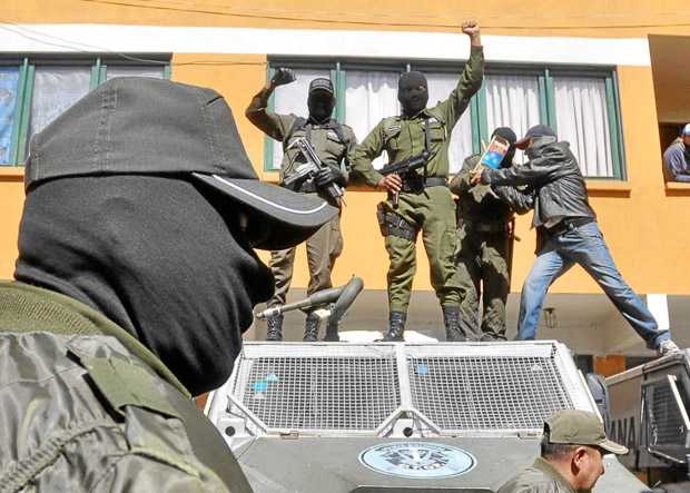 Seguidores del presidente paraguayo, Fernando Lugo, se congregan hoy, viernes 22 de junio de 2012, frente al Congreso paraguayo, en Asunción (Paraguay), donde se adelanta el juicio político en su contra.