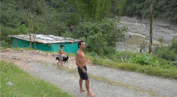 Fotos | Martha Elena Monroy | LA PATRIA Ricaurte Ríos, su esposa y sus cuatro hijos son los que más cerca están del río Chinchiná. Asegura que incluso cuando "borrasca" el nivel llega hasta metros antes de la casa.