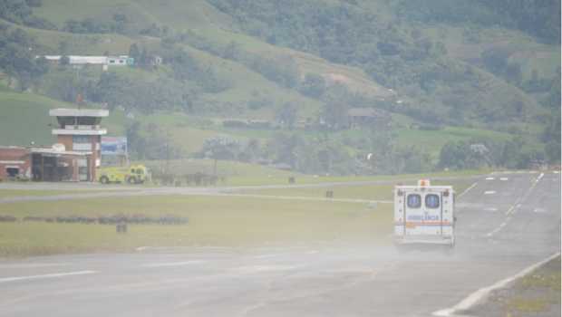 Fotos | Fredy Arango | LA PATRIA Parece una terminal de transporte, pero es la entrada al aeropuerto La Nubia donde a cambio de aviones están saliendo buses hasta Pereira para que allí los viajeros aborden sus vuelos a Bogotá y Medellín.