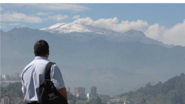 Foto | Fredy Arango | LA PATRIA Curiosidad y admiración despertó ayer el Volcán Nevado del Ruiz en las calles de Manizales. Miles de personas lograron ver de cerca su actividad.
