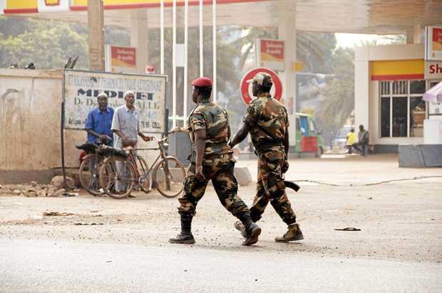 Heridos en choque entre opositores y partidarios de golpistas