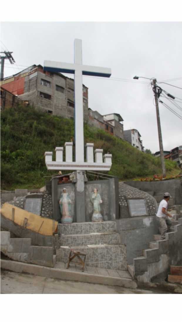 Foto | Darío Augusto Cardona | LA PATRIA A media cuadra donde ocurrió el deslizamiento del barrio Cervantes se construyó este monumento en homenaje a los 48 muertos que dejó esta tragedia. Hoy será bendecido.