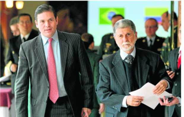 El ministro de Defensa, Juan Carlos Pinzón, y su homólogo brasileño, Celso Amorim (d), ayer durante su encuentro en Bogotá.