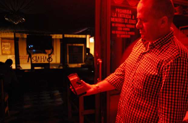 Albeiro Gómez Gómez, dueño de Sahara, comprueba con sonómetro en mano que con la puerta cerrada su negocio marca 40 dB. Con la puerta abierta la medición fue de 65 dB a las 7:00 p.m.