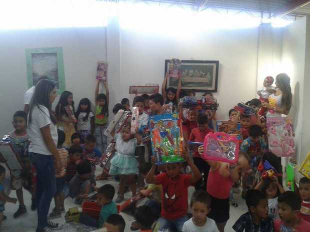 Entrega de regalos en el barrio Galán