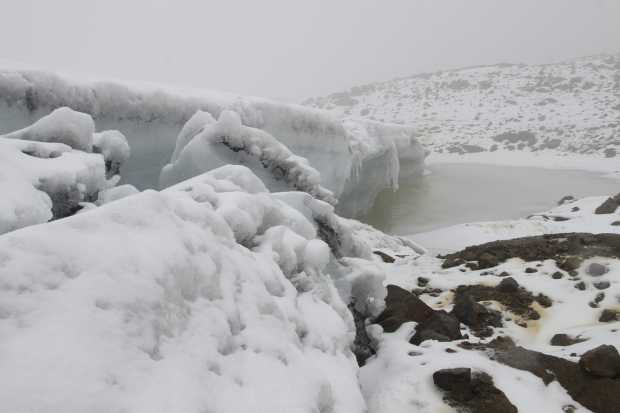 Laguna en el Nevado Santa Isabel