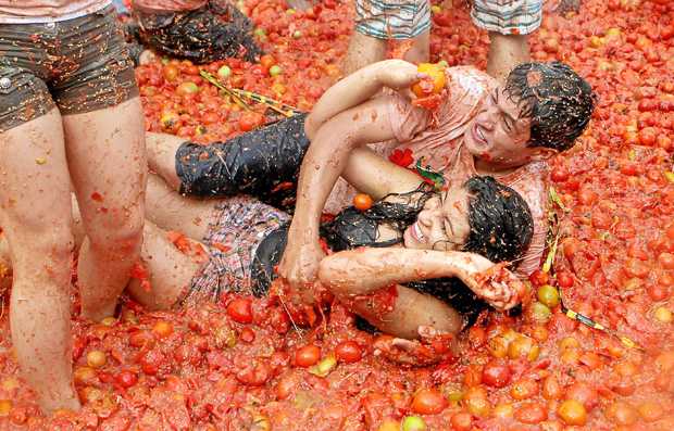 Se untaron de rojo en la tomatina colombiana