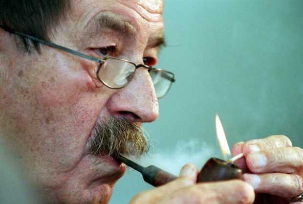 Fotografía de archivo tomada el 15 de octubre de 1999 que muestra al Nobel de Literatura alemán Günter Grass durante la Feria del Libro de Fráncfort, Alemania. Fotografía de archivo tomada el 15 de octubre de 1999 que muestra al Nobel de Literatura alemán Günter Grass durante la Feria del Libro de Fráncfort, Alemania.