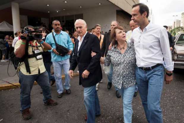 Mitzy Capriles (c), esposa del alcalde opositor Antonio Ledezma, acompañada de los ex presidentes de Colombia, Andrés Pastrana (i), y de Bolivia, Jorge Quiroga. 