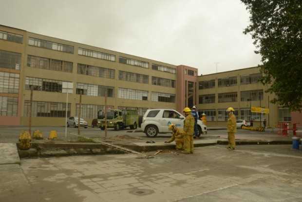 Bomberos y Efigas atendieron la fuga de gas en la Universidad de Manizales.