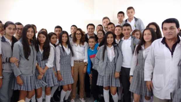 Gina Parody acompañada de estudiantes de la I.E. Estambul. 