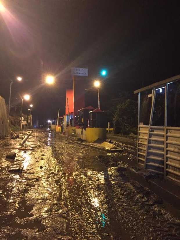Continúa cerrada la vía Ibagué - Cajamarca por deslizamiento en el peaje. Continúa cerrada la vía Ibagué - Cajamarca por deslizamiento en el peaje.