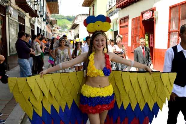 Se lucieron con trajes reciclables en Salamina Caldas