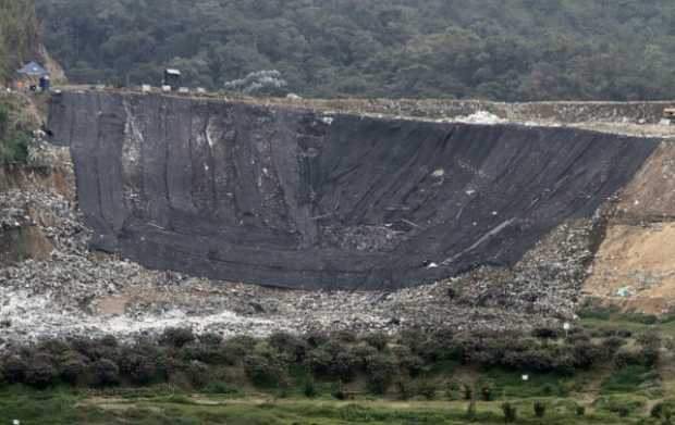 El deslizamiento en el Relleno Sanitario La Esmeralda ocurrió el pasado miércoles en la tarde. El deslizamiento en el Relleno Sanitario La Esmeralda ocurrió el pasado miércoles en la tarde.