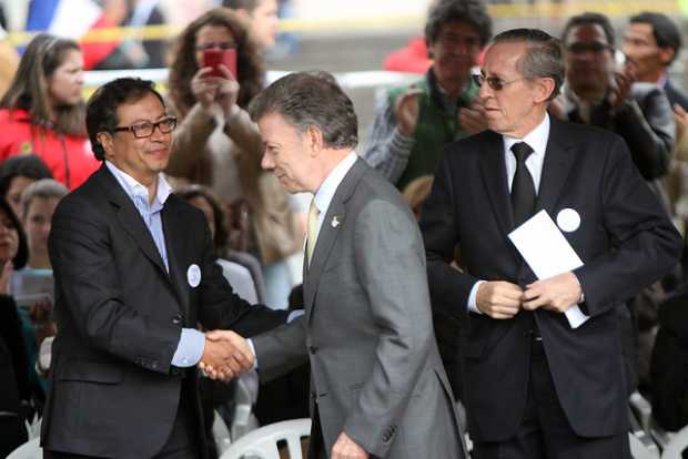 Alcalde de Bogotá, Gustavo Petro; el presidente de Colombia, Juan Manuel Santos, y el senador Antonio Navarro.
