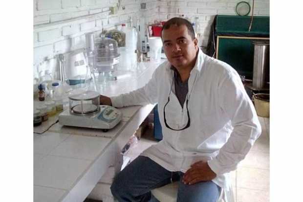 Andrés Prieto Muriel, ingeniero Químico y magíster en ciencias de productos forestales, que se desempeña como docente en la Unisarc