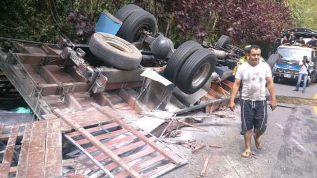 El conductor no sufrió heridas. En este momento hay paso a un solo carril. 