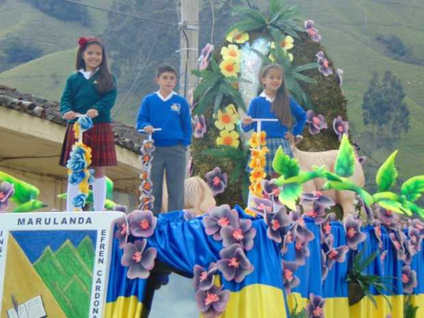 a carroza recorrió la zona urbana de Marulanda para recordar los 50 años del colegio Efrén Cardona Chica.