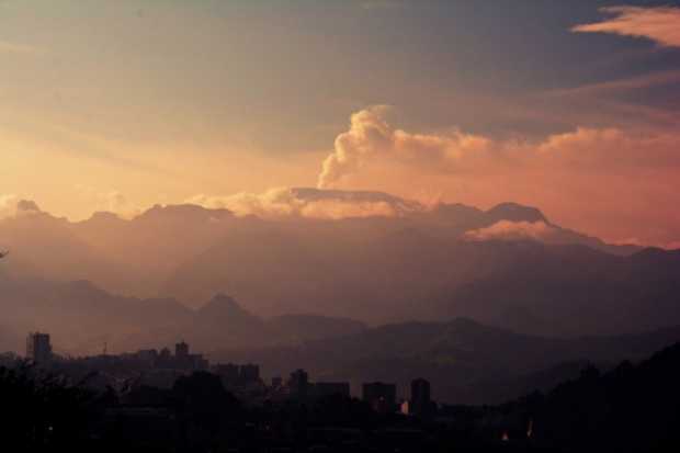 Foto tomada ayer desde Manizales del Volcán Nevado del Ruiz. 
