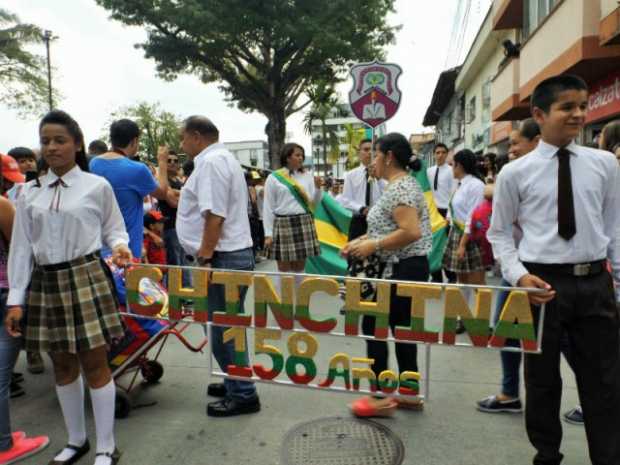 Los estudiantes de las Instituciones Educativas, desfilaron por las calles del pueblo. Los del Colegio San Francisco de Paula, llevaron un pasacalle. 