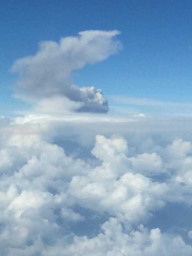 Nube de ceniza volcánica del volcán Nevado del Ruiz. 