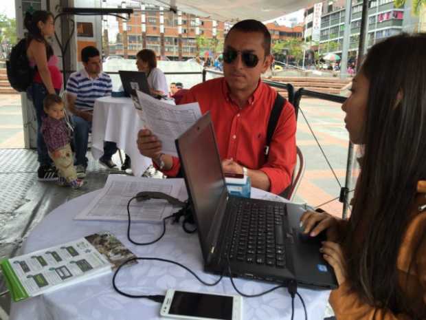 El Sena presentó la oferta educativa hoy en la Plaza Alfonso López de Manizales. Allí algunos ciudadanos aprovecharon para inscribirse. 