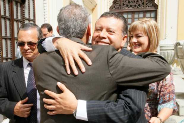Juan Carlos Pérez Vásquez milita en el Partido Conservador línea sierrista y laboró ocho años en la Personería de Manizales. Tiene un posgrado en Planeación Estratégica y una maestría en Desarrollo Humano.