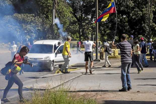 Foto | EFE | LA PATRIA  Ciudadanos venezolanos manifiestan su apoyo a un grupo de militares que se sublevó contra el gobierno de