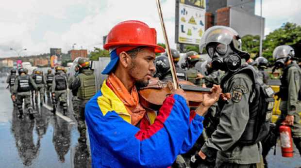 Foto | Efe | LA PATRIA  Foro Penal recordó que el violinista Wuilly Arteaga -que se hizo famoso por tocar el violín durante las 