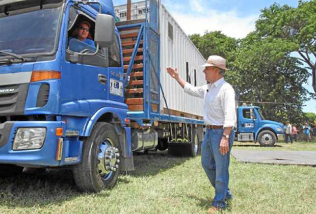 El presidente, Juan Manuel Santos, habla con el conductor que saca de Pondores un contenedor con armas de las Farc.