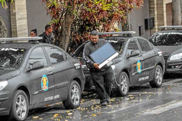 Foto | EFE | LA PATRIA  Agentes del Servicio Bolivariano de Inteligencia realizaron un allanamiento en el edificio La Cañada, re