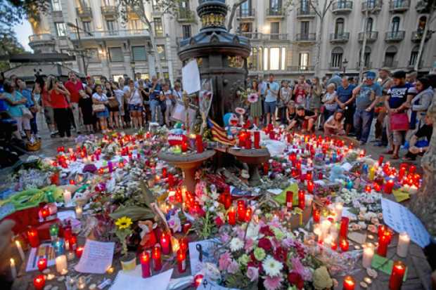 Flores y velas en las ramblas en memoria de las víctimas.