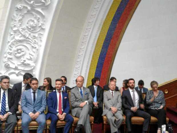 En su cuenta de Twitter, la Asamblea de Venezuela compartió la imagen del cuerpo diplomático que acompañó la sesión de ayer. 