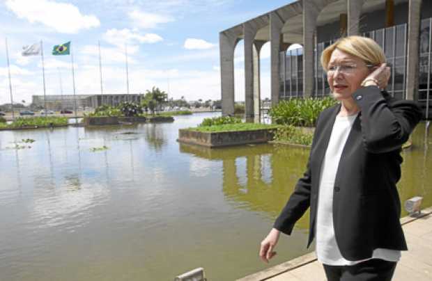 Foto | EFE | LA PATRIA  La exfiscal venezolana Luisa Ortega sale del Ministerio de Relaciones Exteriores de Brasil.