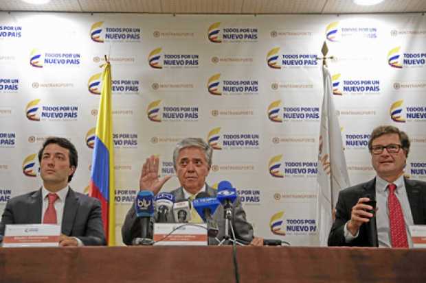 Dimitri Zaninovich, nuevo presidente de la Agencia Nacional de Infraestructura (ANI); Germán Cardona, ministro de Transporte; y 