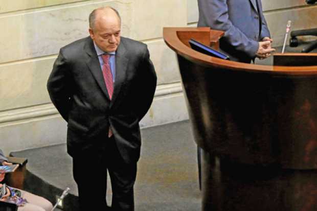 Foto | Colprensa | LA PATRIA  José Fernando Reyes Cuartas camina satisfecho por el recinto del Senado tras conocer que fue elegi