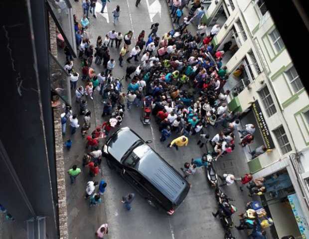 Foto | Cortesía Alerta Manizales | LA PATRIA1. El conductor de la moto quedó en la vía. Un patrullero lo detuvo. 2. La moto en l