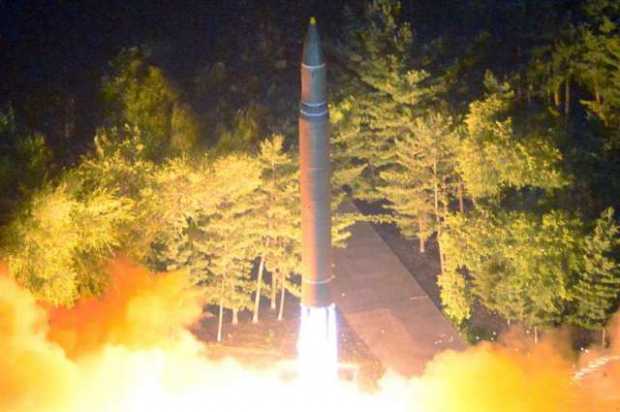 Corea del Norte prueba su capacidad de alcanzar Guam al lanzar un misil sobre Japón