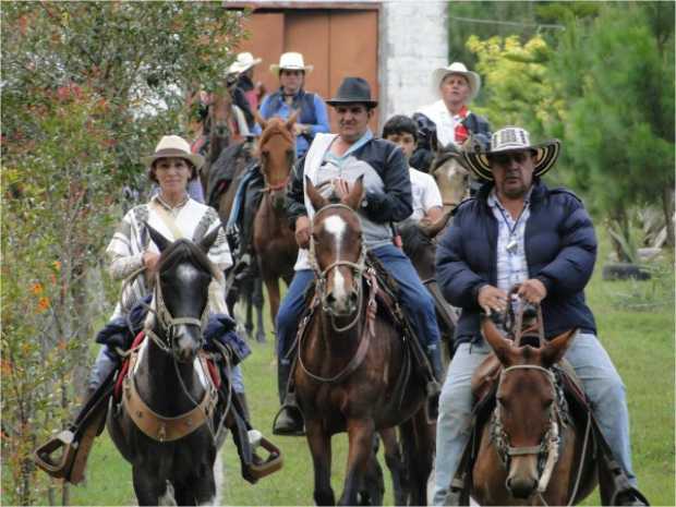 Caballistas arribaron a la finca El Edén en las afueras de Pensilvania después de seis horas de recorrido por el camino que une a Marulanda con Pensilvania. Caballistas arribaron a la finca El Edén en las afueras de Pensilvania después de seis horas de recorrido por el camino que une