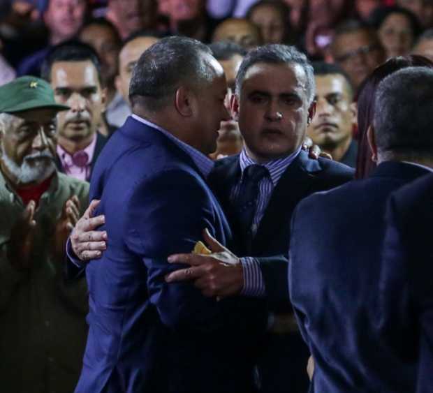 Diosdado Cabello abraza al nuevo fiscal general de la República, Tarek William Saab. 