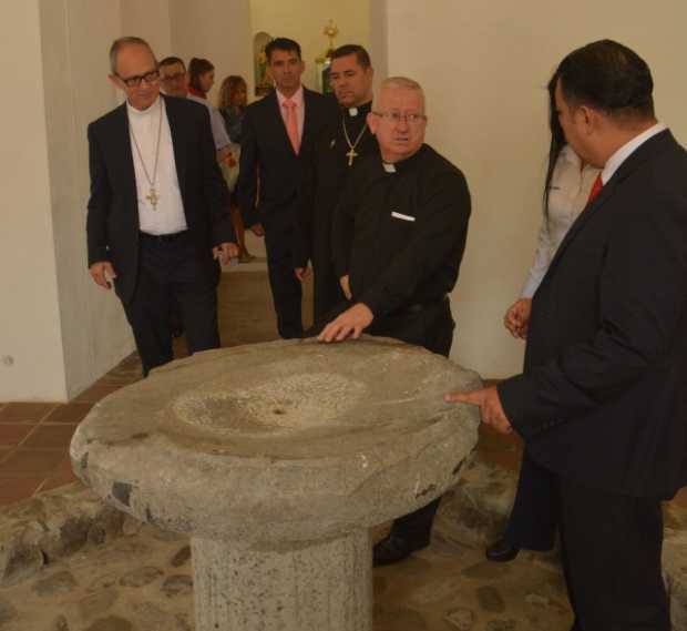 El párroco, Luis Gonzalo Duque, les mostró la nueva capilla a Monseñor Gonzalo Restrepo, arzobispo de Manizales, y a Jhon Robert