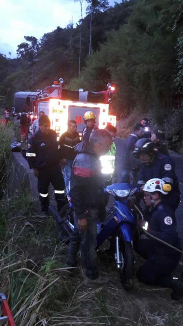 Una mujer perdió el control de la moto y rodó por una ladera en Manzanares