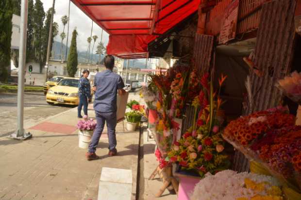 Foto | Freddy Arango | LA PATRIA Los vendedores de flores de la avenida Las Araucarias están inconformes con una zanja que hicie