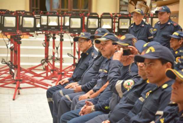 Representantes de los cuerpos de bomberos de Caldas recibieron la nueva dotación en la plazoleta de la Gobernación de Caldas.