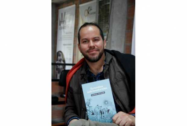 Rodrigo Estrada, escritor invitado al Festival de literatura Nos queda la palabra, durante la presentación de su libro.