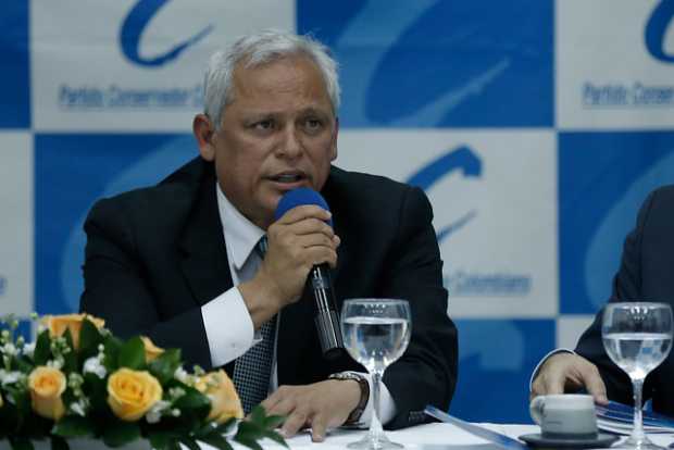 Hernán Andrade continúa como presidente del Partido Conservador