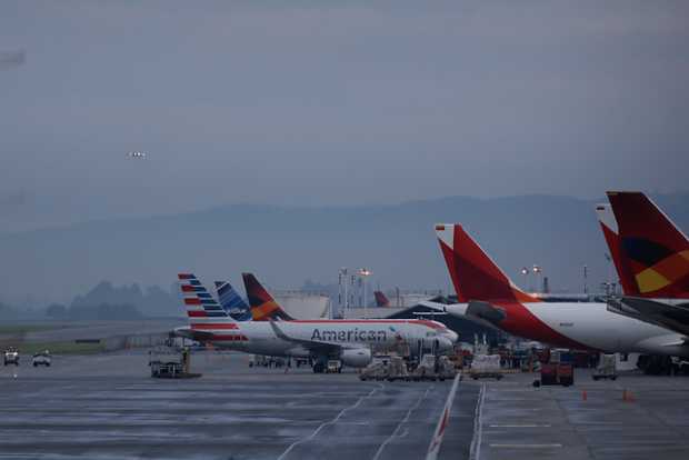 Alta congestión en el aeropuerto El Dorado por fuertes lluvias