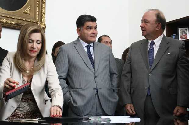  Gregorio Eljach, secretario de Senado y Luis Carlos Villegas, ministro de defensa.
