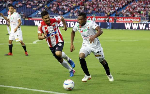Teófilo Gutiérrez marcó el primer gol del Junior, luego salió lesionado, según el reporte médico tiene esguince de tobillo. 